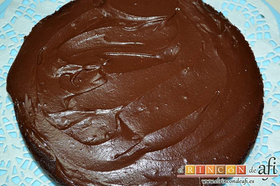 Pastel del diablo, cubrirlo con ganache de chocolate