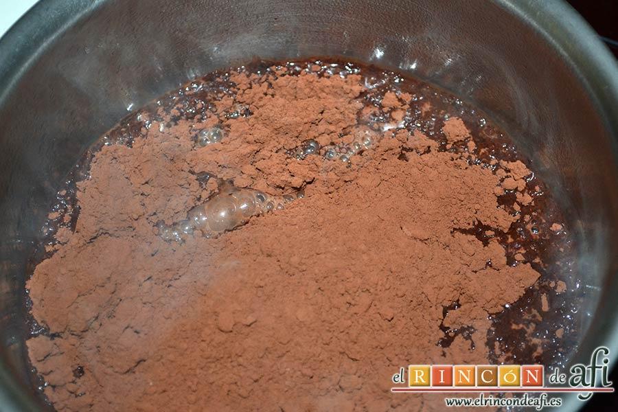 Pastel del diablo, poner a hervir el agua y cuando esté hirviendo añadir el cacao