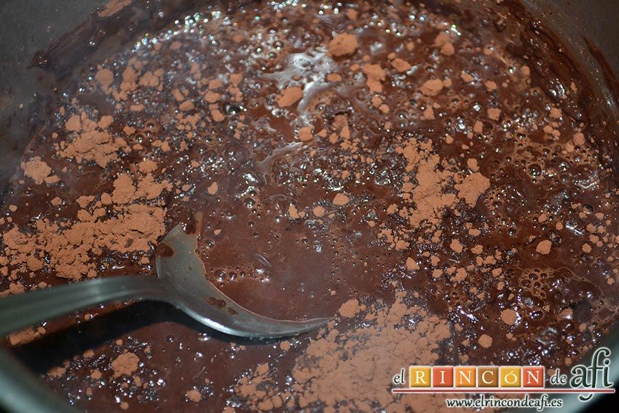 Pastel del diablo, deshacer el cacao con una cuchara