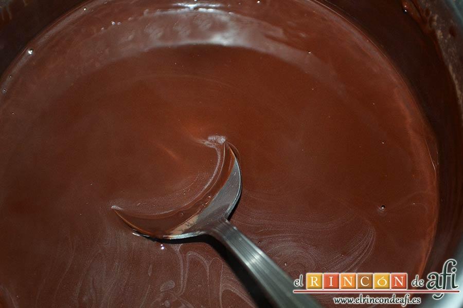 Pastel del diablo, remover hasta que esté totalmente disuelto