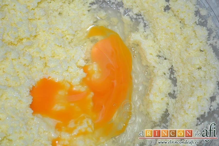 Pastel del diablo, añadir los huevos de uno en uno y seguir batiendo