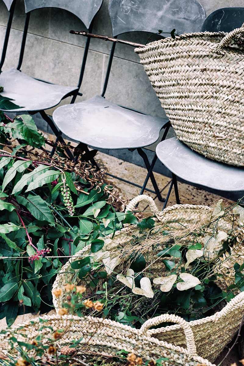 instalación-floral-gran-formato-sillas-MariaAlgaraPhotography-desayuno