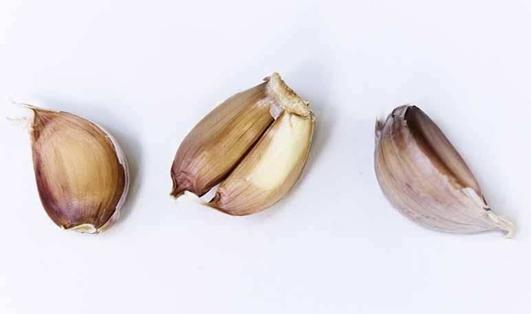 Cómo combatir la alergia infantil con ajo - Trucos de salud caseros