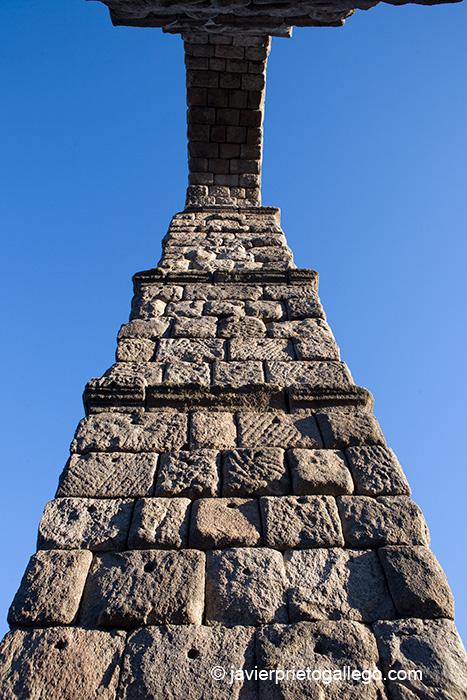 Uno de los arcos del acueducto de Segovia visto desde abajo.Segovia. Castilla y León. España. Javier Prieto Galleg