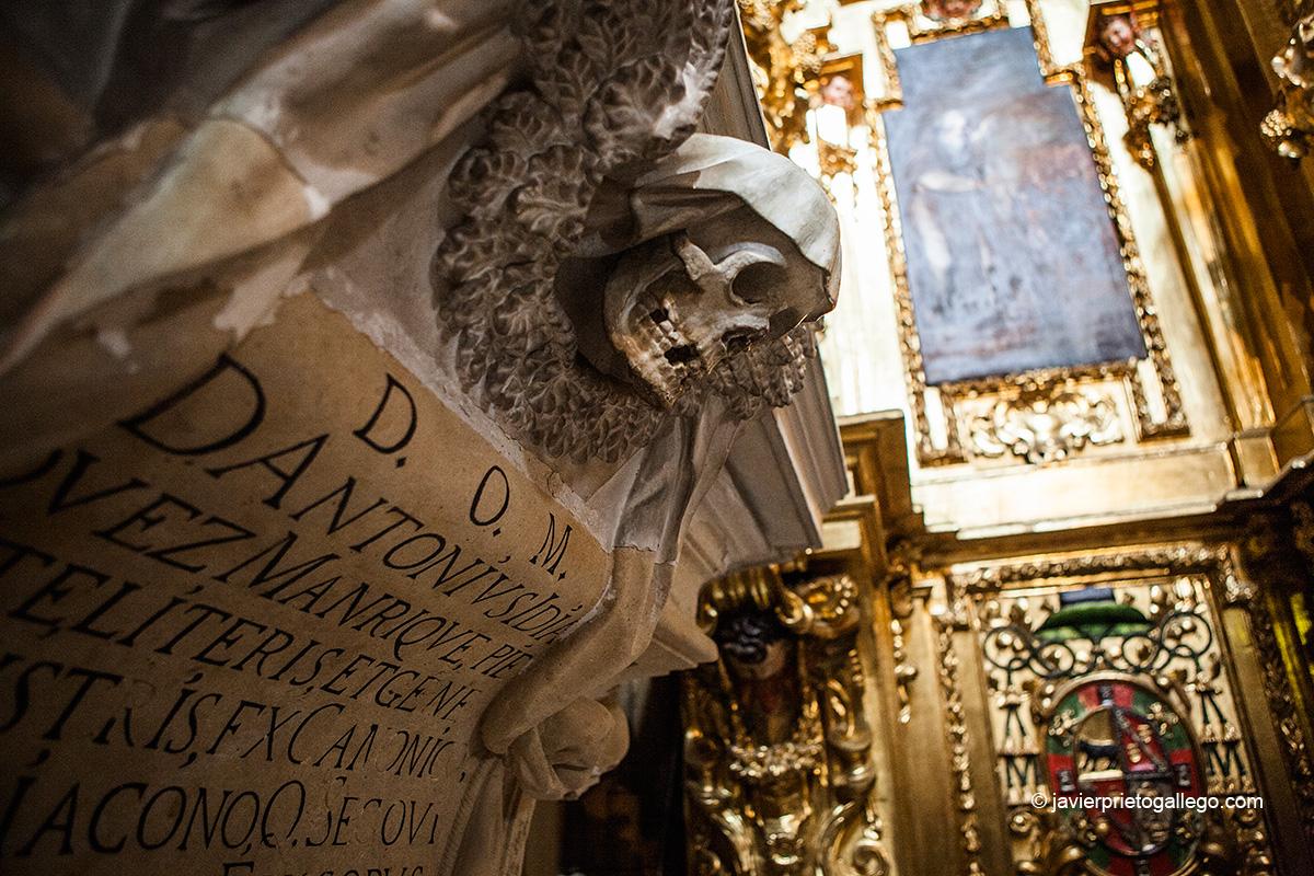 Sepulcro del obispo Antonio Idiaquez Manrique en la capilla de San Antón de la catedral de Segovia. Castilla y León. España. Javier Prieto Gallego