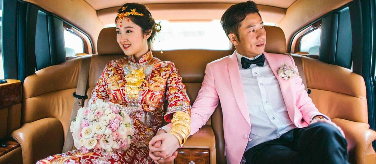 novios en coche de lujo