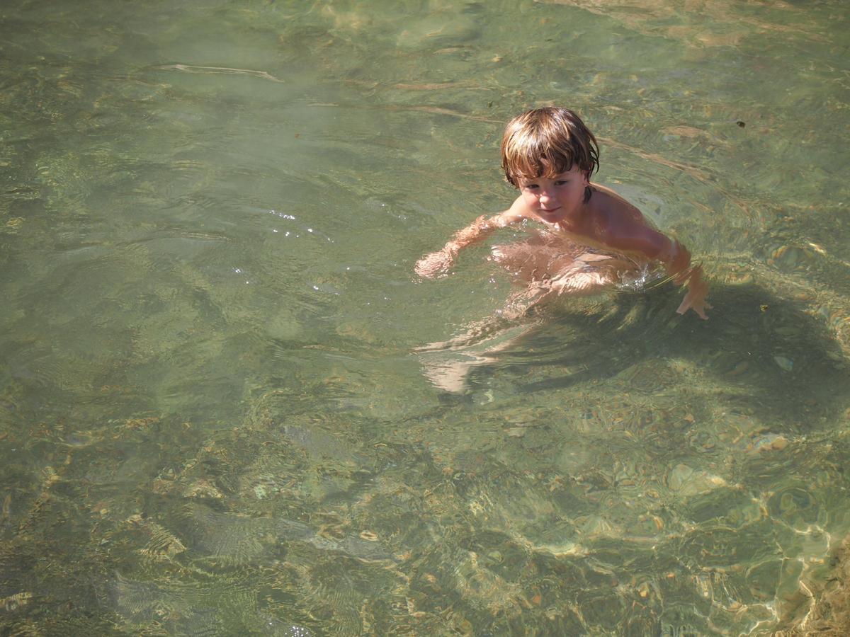 Nico en la poza de abajo de las termas de Santa Fe, el agua es cristalina además de calentita