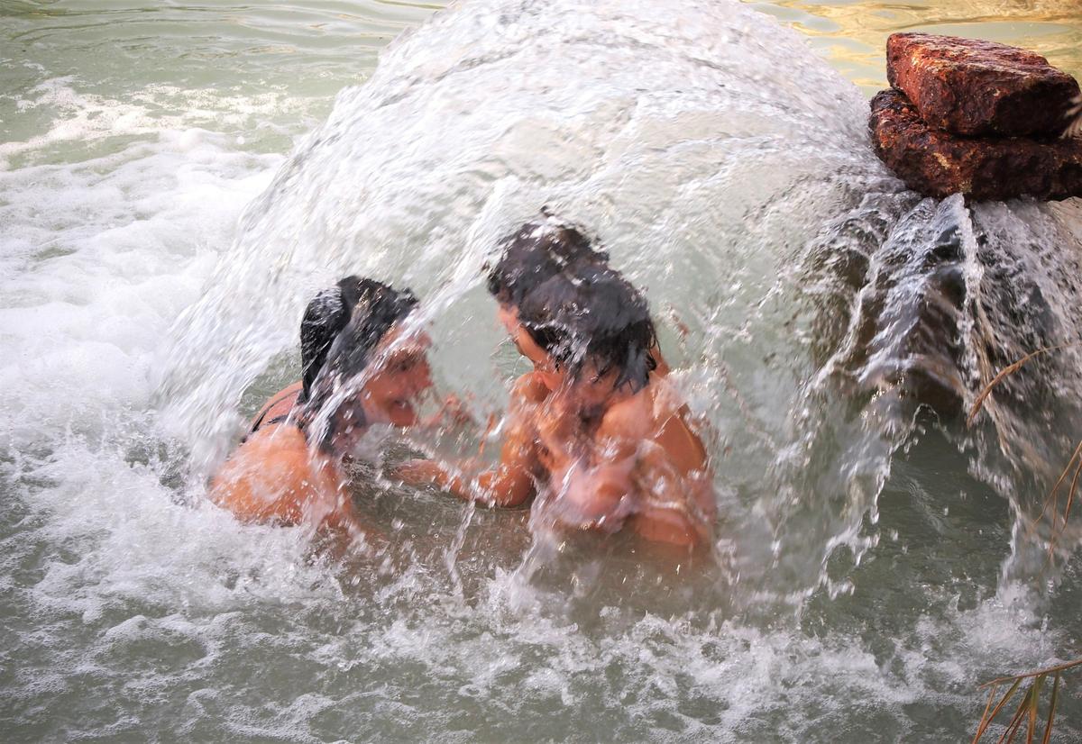 Chorro de agua caliente y los peques y mi hermana disfrutando de él.