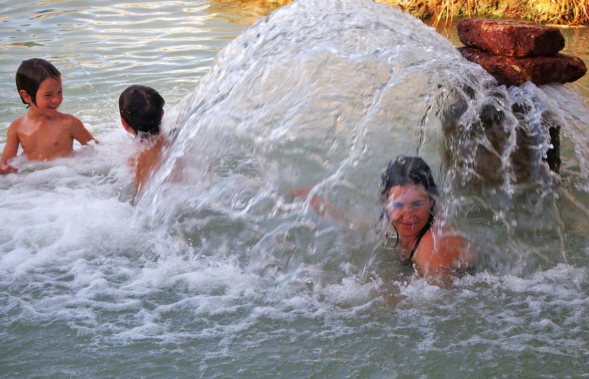 Chorro de agua caliente y los peques disfrutando de él.