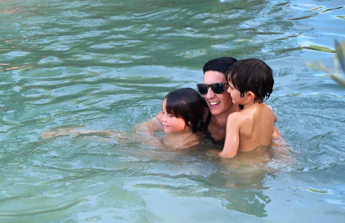Abrazando a los peques en el agua calentita 