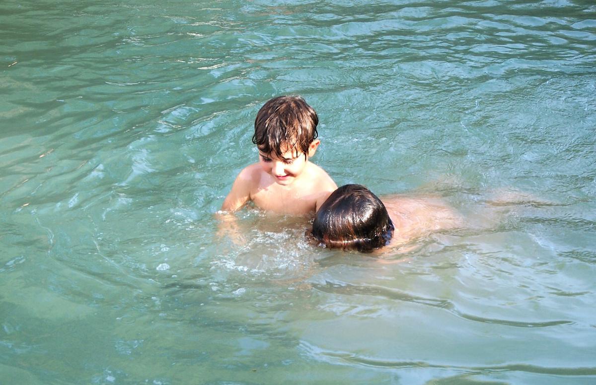 Los peques buceando en la poza alta de las termas de Santa Fe