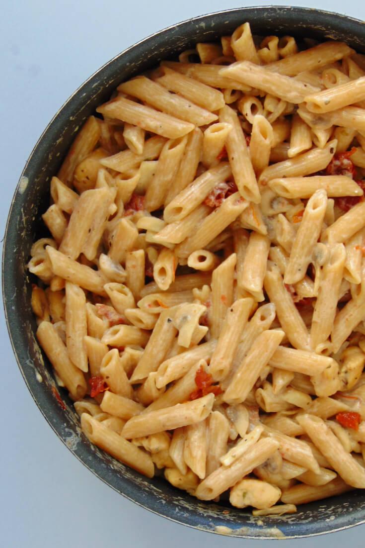 pasta con salsa de tomates secos y pollo como hacer