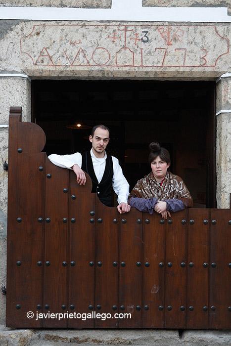 Actores que realizan las visitas teatralizadas en la Casa Chacinera. Candelario. Salamanca. Castilla y León. España. Javier Prieto Gallego