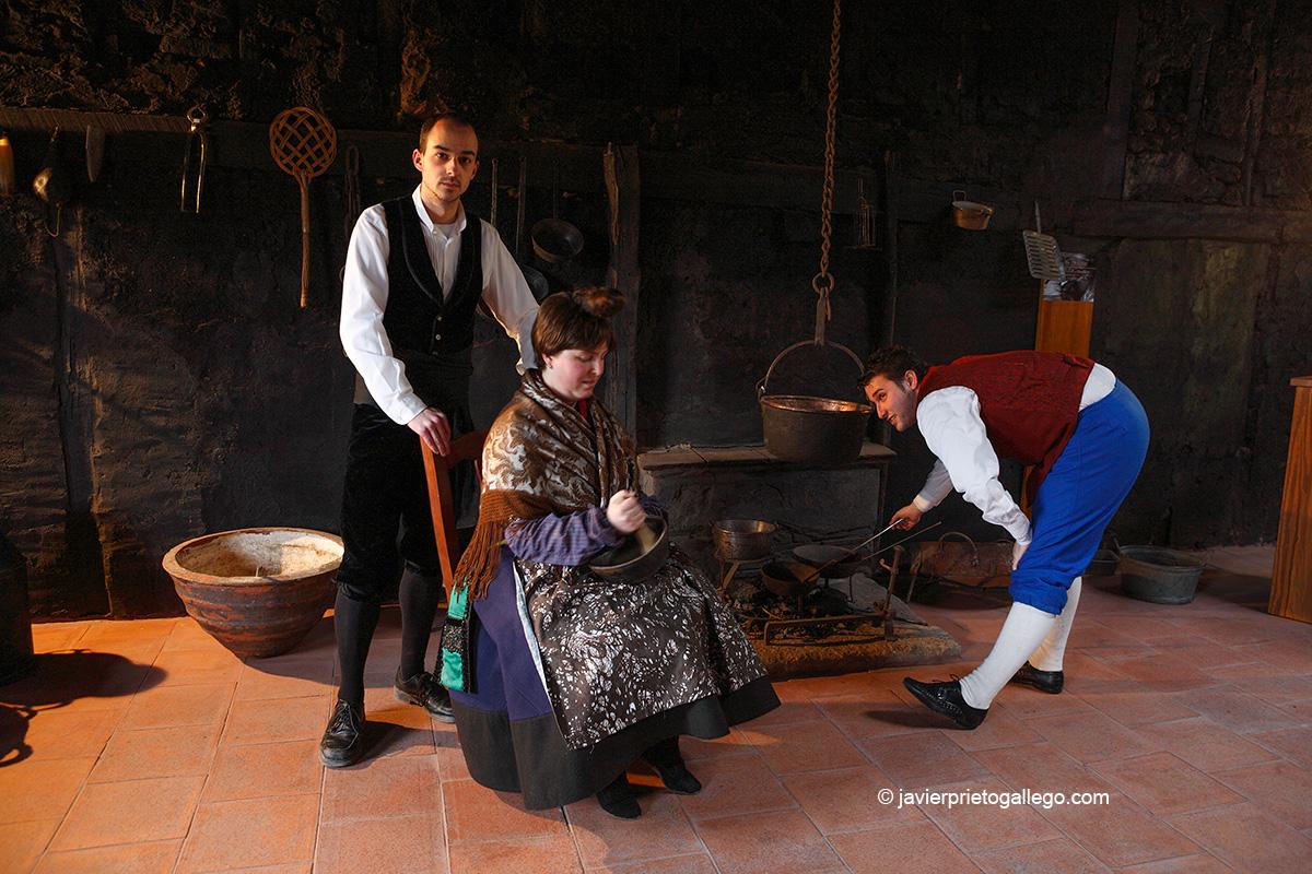 Actores que realizan las visitas teatralizadas en la Casa Chacinera. Candelario. Salamanca. Castilla y León. España. Javier Prieto Gallego
