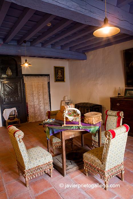 Salón de estar de la Casa Chacinera de la Localidad de Candelario. Museo etnográfico. Sierra de Béjar. Salamanca. Castilla y León. España. Javier Prieto Gallego