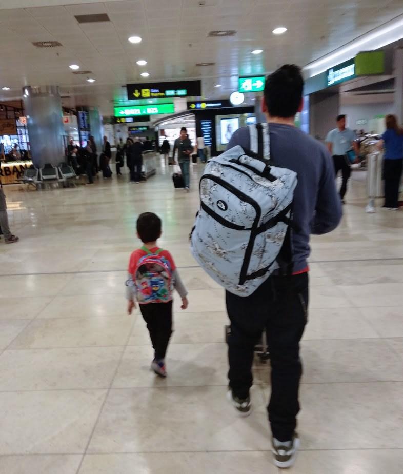 en el aeropuerto, solo mochilas de cabina