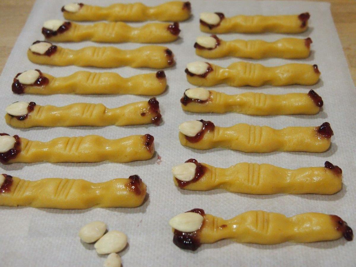 dedos de bruja listos para hornear