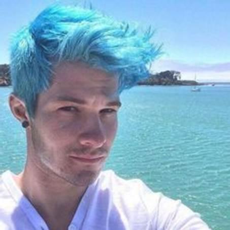 Color pelo azul hombre
