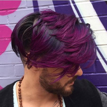 Color pelo morado hombre
