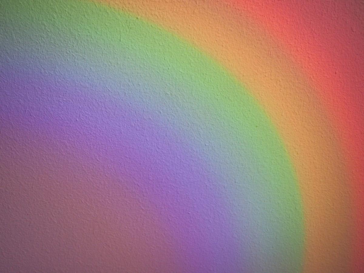 Juego de luz en la ventana: arcoiris en la pared hecho con el reflejo de la luz en los Cds