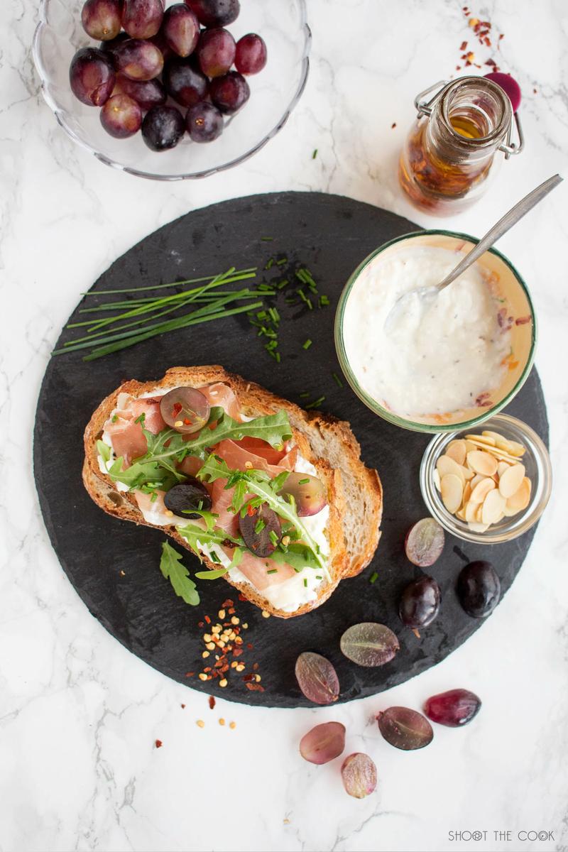 Tosta de jamón y uvas 