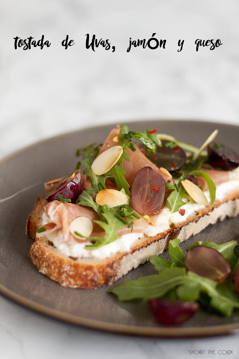Tosta de jamón y uvas