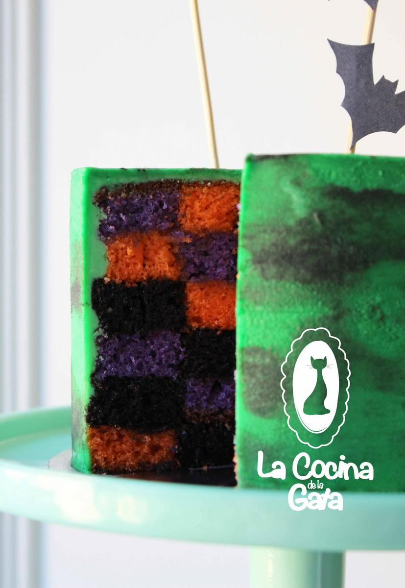 Colorida tarta damero para Halloween