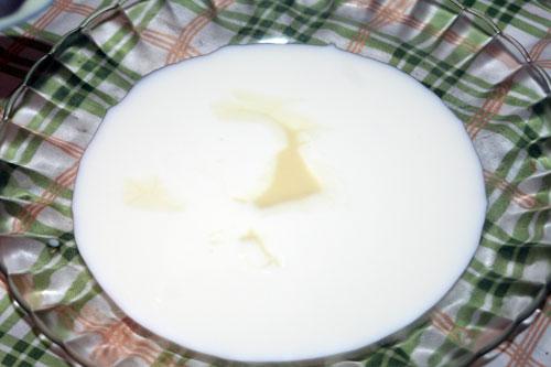 mezcla-la-leche-y-la-leche-condensada