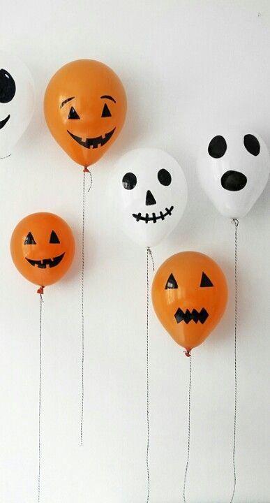 Decoración de fantasmas y calabazas voladoras. Vía Pinterest.