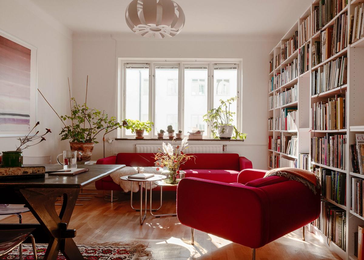 fabulous red in apartment 01