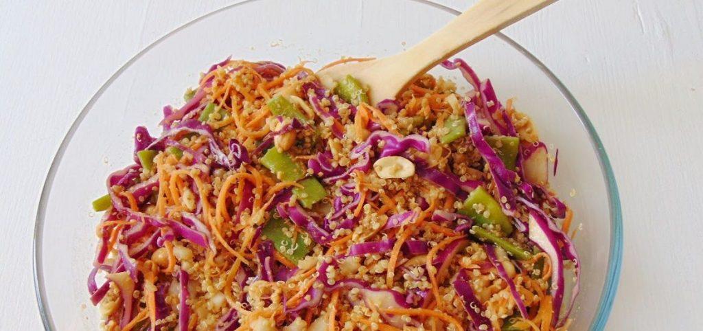 Ensalada crujiente de quinoa y cacahuete