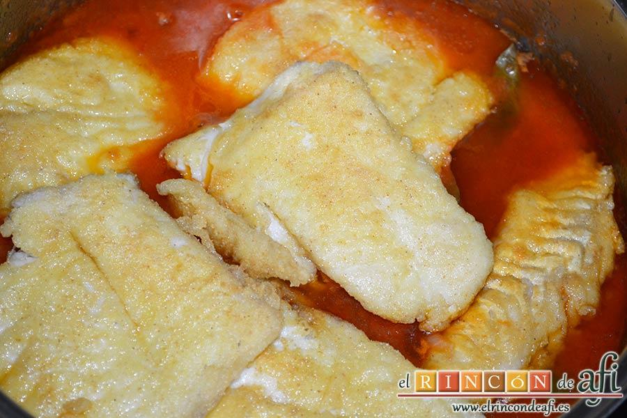 Bacalao en salsa de tomate y pimiento verde, dejarlo unos minutos en la salsa