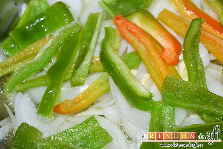 Bacalao en salsa de tomate y pimiento verde, añadir el pimiento verde cortado en tiras