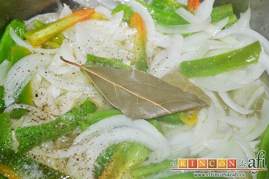 Bacalao en salsa de tomate y pimiento verde, dejar pochar y añadir la hoja de laurel, la sal y las pimientas molidas
