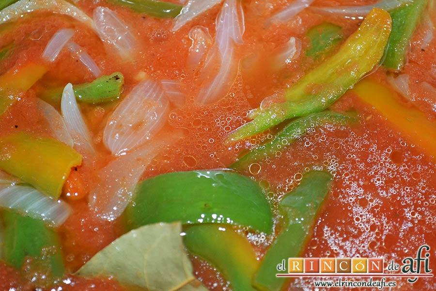 Bacalao en salsa de tomate y pimiento verde, regarlo todo con vino blanco