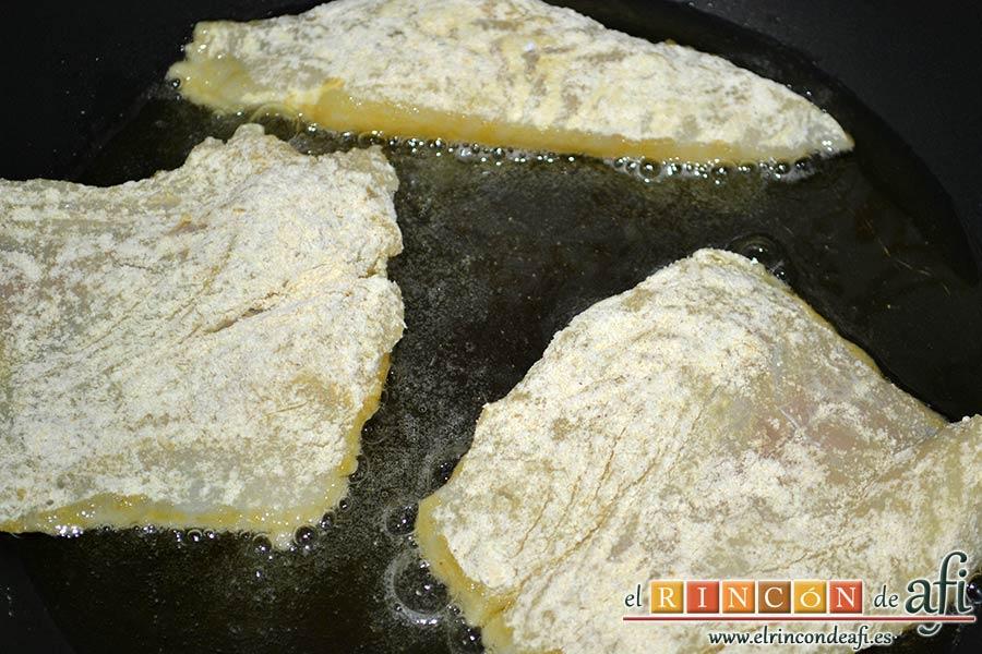 Bacalao en salsa de tomate y pimiento verde, freír el balacao en aceite de oliva caliente