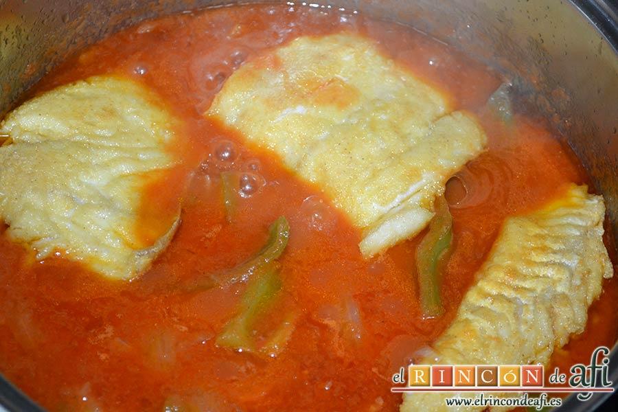 Bacalao en salsa de tomate y pimiento verde, añadirle a la salsa una puntita de azúcar y añadir el bacalao