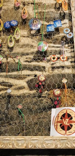 A Cova da Moura. Venta de artesanía. Pendientes.