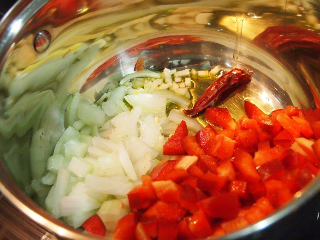empezando el sofrito para la Sopa de maíz, lentejas rojas y leche de coco