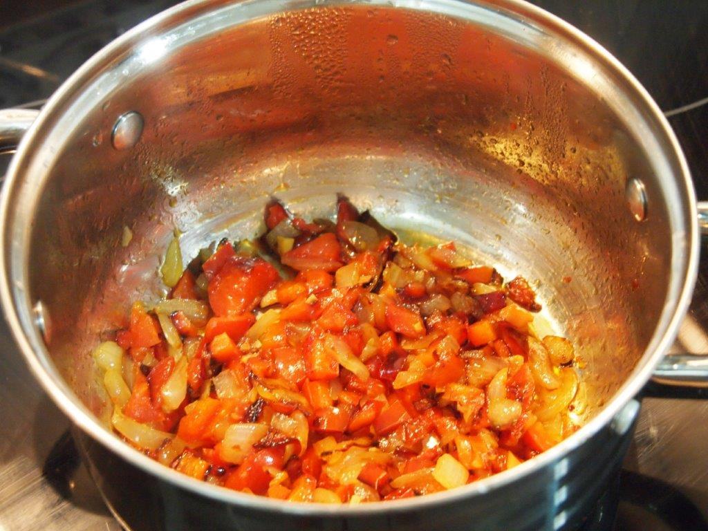 sofrito para la Sopa de maíz, lentejas rojas y leche de coco