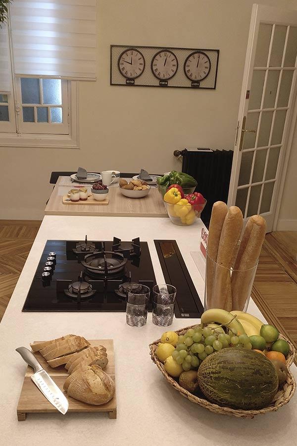 Encimera de tonos claros contrastados con mueble antracita Conforama