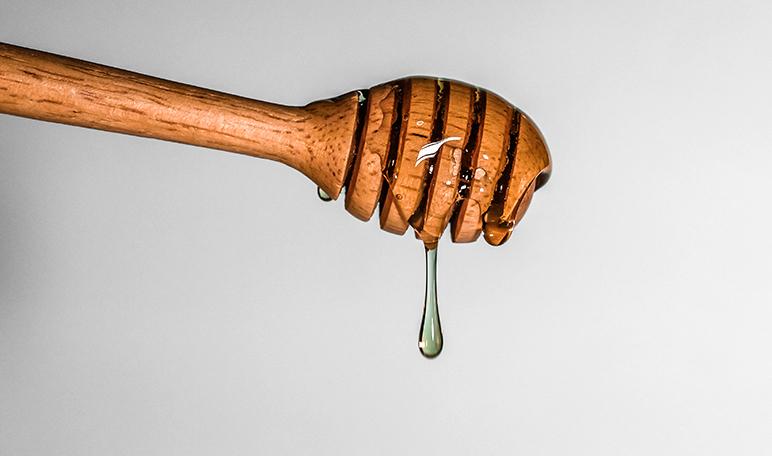 Cómo cuidar la piel del escote con miel - Trucos de belleza caseros