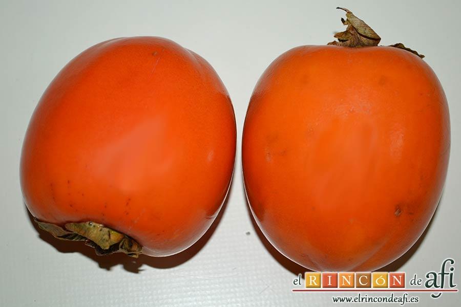 Kakis gratinados con crema de queso fresco, lavar bien los kakis y secarlos con papel de cocina