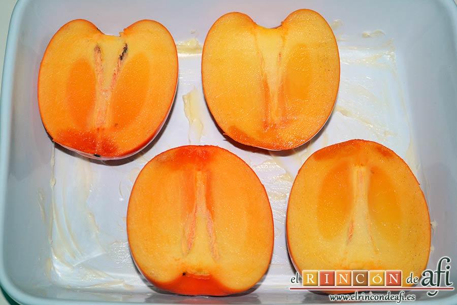 Kakis gratinados con crema de queso fresco, engrasar con mantequilla un molde de horno, partir los kakis por la mitad y disponerlos con la piel hacia abajo