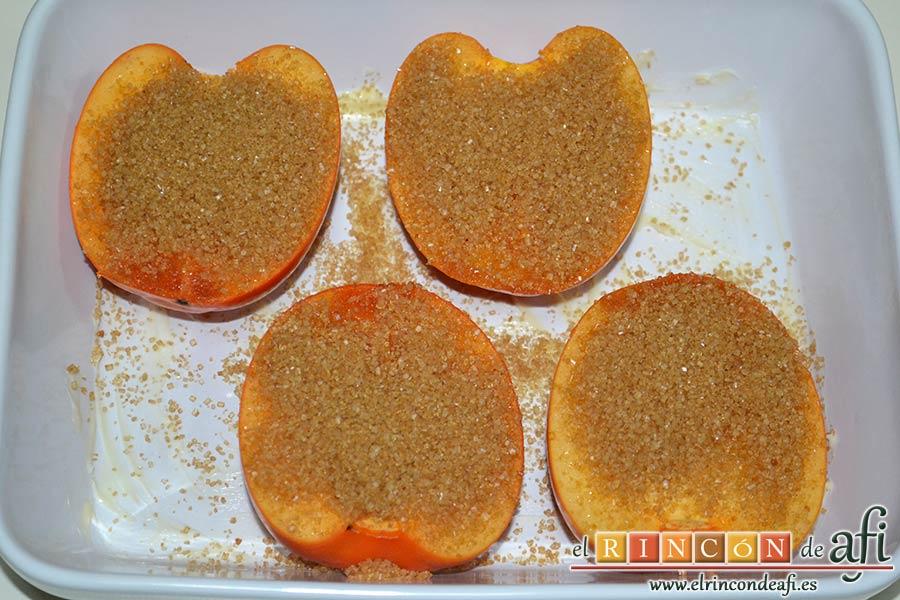 Kakis gratinados con crema de queso fresco, espolvorear con el azúcar moreno