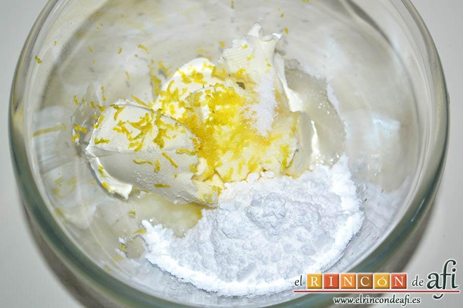 Kakis gratinados con crema de queso fresco, poner en un bol el queso fresco de untar, el azúcar glas, el azúcar vainillado y la ralladura y el zumo colado de medio limón