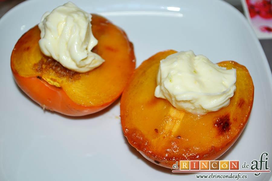 Kakis gratinados con crema de queso fresco, sugerencia de presentación