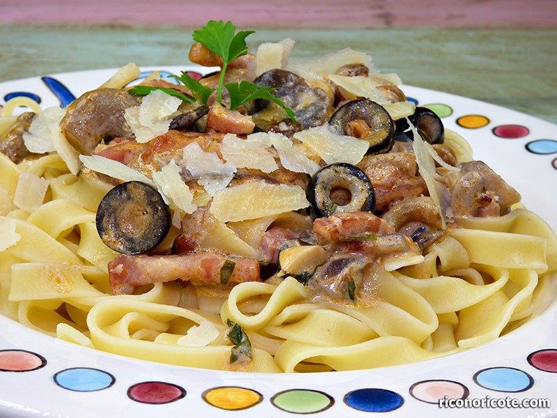 Tagliatelle con salsa Boscaiola