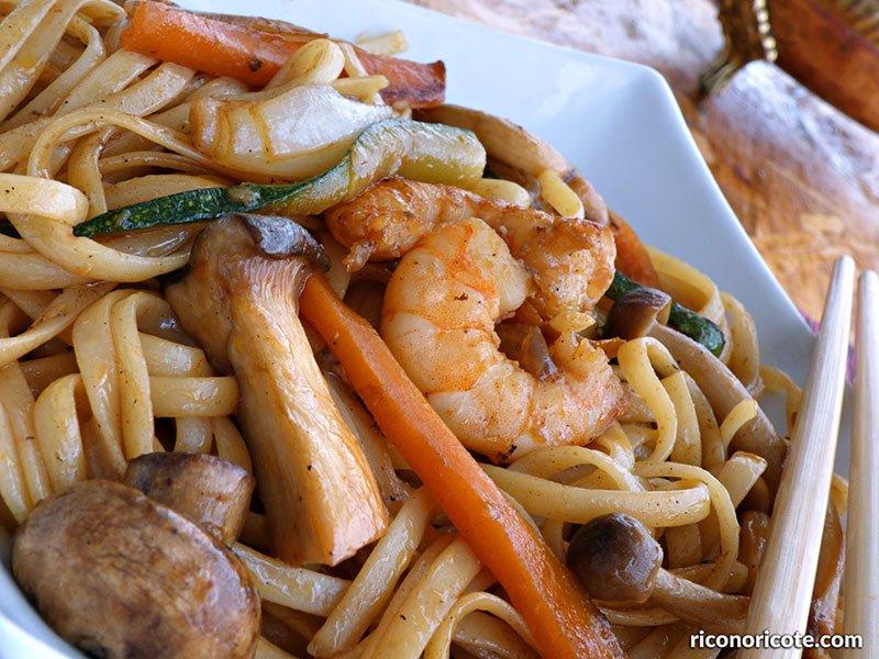 Tallarines con setas y langostinos