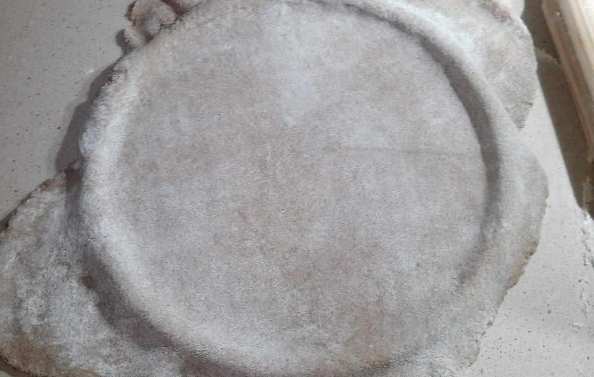 Masa de pizza en el molde